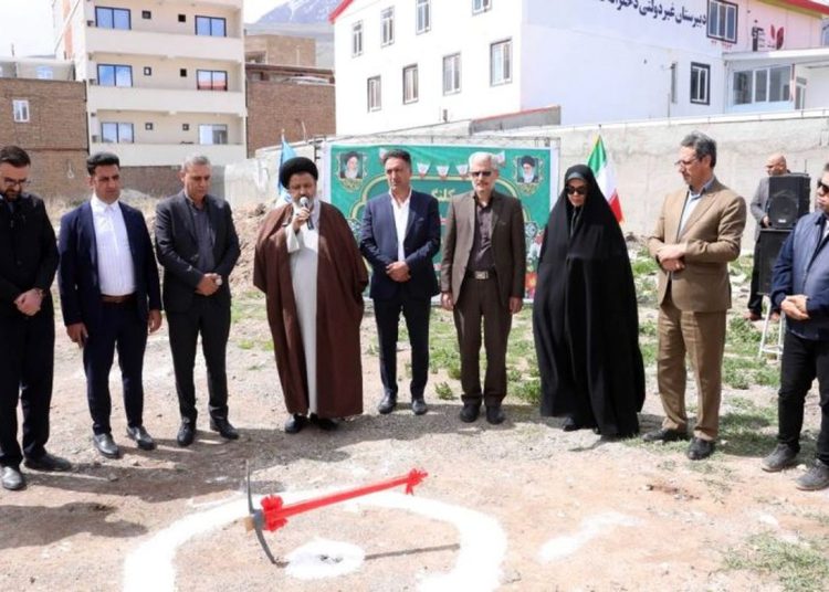 کلنگزنی مدرسه ۱۲ کلاسه خیرساز «نامداری» در ماکو